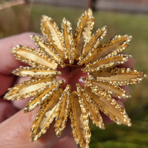 Vintage Avon Starburst Flower Brooch ~ Gold-tone ~ 1970s? Pretty! - Picture 10 of 15